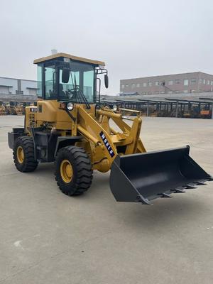 Carregador de baldes de pequeno porte com potência nominal de 33 kW/2400 rpm e 267 mm de distância mínima do solo