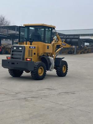 Carregador de baldes de pequeno porte com potência nominal de 33 kW/2400 rpm e 267 mm de distância mínima do solo